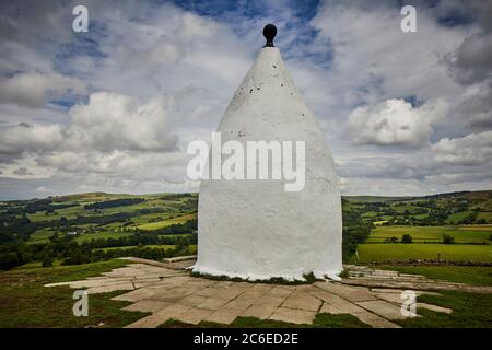 Bollington ville à Cheshire Grade II classé monument structure blanche Nancy au sommet de Kerridge Hill à l'origine une maison d'été ou une folie par 1817 Banque D'Images