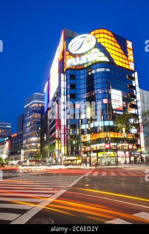 Ginza, Tokyo, région de Kanto, Honshu, Japon - traversée de Sukiyabashi dans le quartier animé de Ginza au crépuscule. Banque D'Images