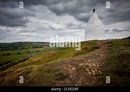 Bollington ville à Cheshire Grade II classé monument structure blanche Nancy au sommet de Kerridge Hill à l'origine une maison d'été ou une folie par 1817 Banque D'Images