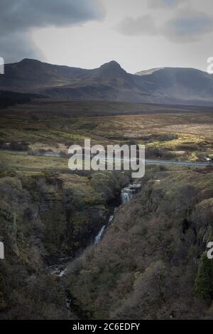 Les chutes de Lealt et les montagnes au-delà, l'île de Skye. Banque D'Images