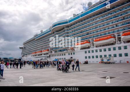 Dublin, Irlande - 8 août 2018 : les passagers débarquent du navire de croisière Royal Princess dans le port de Dublin, Irlande Banque D'Images