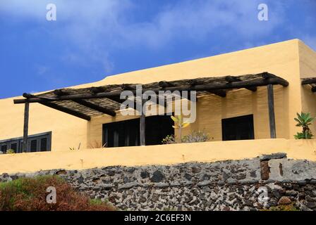 Lanzarote Playa Blanca maison jaune et maçonnerie volcanique aux îles Canaries, Espagne Banque D'Images