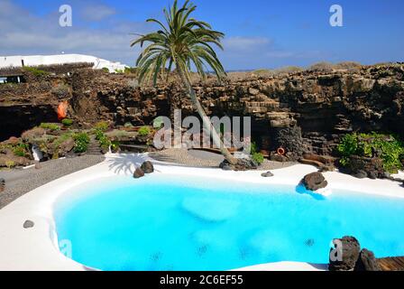 Piscine bleue dans le jardin tropical à l'intérieur de la caverne de lave, Lanzarote Banque D'Images