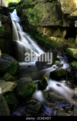 Vue estivale sur les chutes de Lumsdale, Bentley Brook, près de la ville de Matlock, parc national de Peak District, Derbyshire Dales, Angleterre, Royaume-Uni Banque D'Images