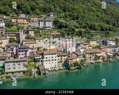 Vue sur le village de Gendria, sur le lac de Lugano en Suisse Banque D'Images