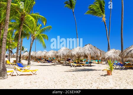 Belle plage de sable blanc d'un complexe de luxe à Punta Cana, République Dominicaine. Fond d'écran des vacances. Vue sur la belle plage tropicale. Banque D'Images