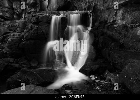 Vue estivale sur les chutes de Lumsdale, Bentley Brook, près de la ville de Matlock, parc national de Peak District, Derbyshire Dales, Angleterre, Royaume-Uni Banque D'Images