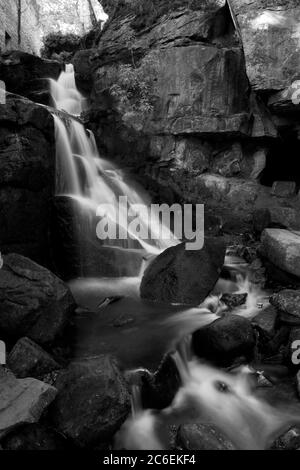 Vue estivale sur les chutes de Lumsdale, Bentley Brook, près de la ville de Matlock, parc national de Peak District, Derbyshire Dales, Angleterre, Royaume-Uni Banque D'Images