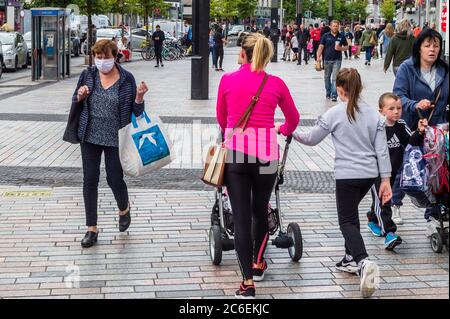 Cork, Irlande. 9 juillet 2020. Patrick Street à Cork a été occupé cet après-midi alors que le pays revient à une nouvelle "normale". Crédit : AG News/Alay Live News Banque D'Images