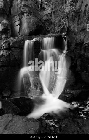 Vue estivale sur les chutes de Lumsdale, Bentley Brook, près de la ville de Matlock, parc national de Peak District, Derbyshire Dales, Angleterre, Royaume-Uni Banque D'Images