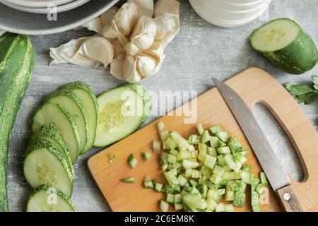 Cuisson estivale avec légumes frais crus, préparation de la soupe froide au yaourt Banque D'Images