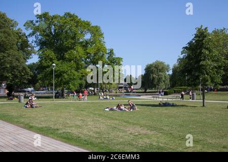 Personnes se détendant lors d'une journée d'été aux jardins Bancroft à Stratford upon Avon dans le Warwickshire au Royaume-Uni, prise le 22 juin 2020. Banque D'Images