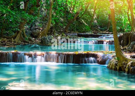 Cascade de forêt tropicale profonde au parc national de Kanchanaburi, en Thaïlande Banque D'Images