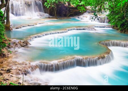L'eau turquoise de Kuang Si, Luang Prabang. Laos Banque D'Images