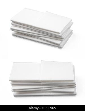 Pile de papier jetable pliée tissus sur fond blanc Banque D'Images