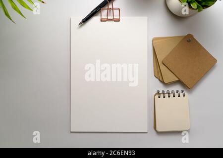 Ensemble de papeterie vierge pour l'identité de l'entreprise, modèle de maquette de marque personnelle. Feuilles de papier, stylo plume et fournitures de bureau, décorées de pl vert Banque D'Images