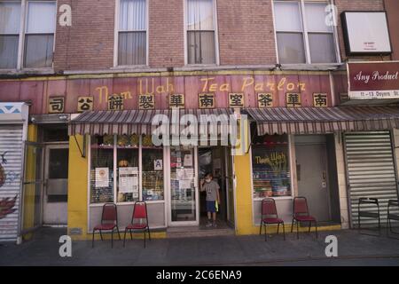 Nom Wah: Tea Parlor est dans la rue Doyers à New York Chinatown depuis son ouverture en 1920. Banque D'Images