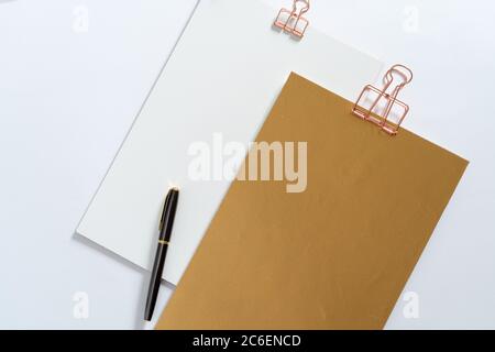 Deux écriteaux dorés, maquette de papeterie de marque et stylo plume sur le bureau dégagé. Ensemble d'objets modernes d'entreprise, personne Banque D'Images