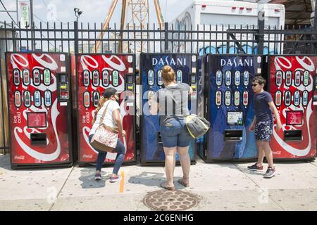 Distributeurs de sodas torches à la plage de Coney Island à Brooklyn. Malheureusement, la plupart des sodas commerciaux sont malsains et contribuent à l'obésité et au diabète qui sont tous deux des conditions épidémiques aux États-Unis. Banque D'Images