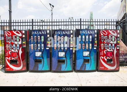 Distributeurs de sodas torches à la plage de Coney Island à Brooklyn. Malheureusement, la plupart des sodas commerciaux sont malsains et contribuent à l'obésité et au diabète qui sont tous deux des conditions épidémiques aux États-Unis. Banque D'Images