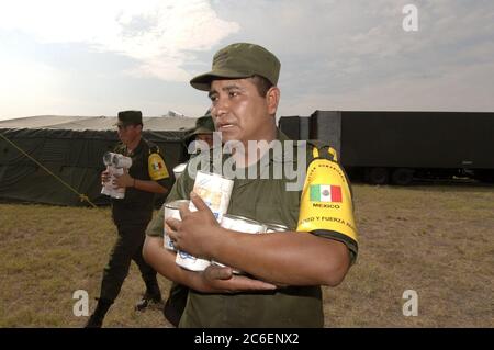 San Antonio, Texas le 9 septembre 2005 : des membres de l'armée mexicaine déchargent des fournitures de secours à KellyUSA où ils aideront à préparer les repas pour les milliers d'évacués de l'ouragan Katrina logés dans l'ancienne base de l'armée de l'air américaine. ©Bob Daemmrich Banque D'Images