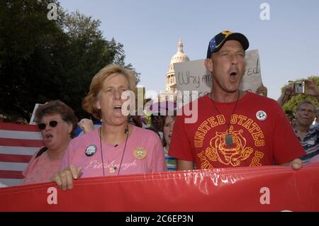 Austin, Texas États-Unis, 31 août 2005 : Cindy Sheehan, mère d'un soldat tué pendant la guerre en Irak, descend Congress Avenue depuis le Capitole du Texas lors de la première étape de son voyage en bus de Crawford à Washington, D.C. environ 1 500 marcheurs se sont joints à la manifestation contre la guerre en Irak. ©Bob Daemmrich Banque D'Images