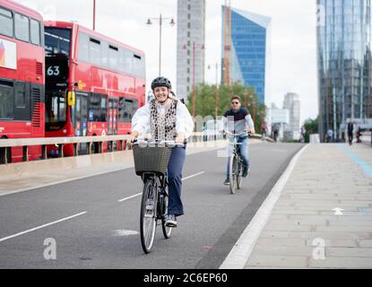Les Londoniens pédalent sur le pont Blackfriars. 6 juillet 2020. Londres, Royaume-Uni. Banque D'Images