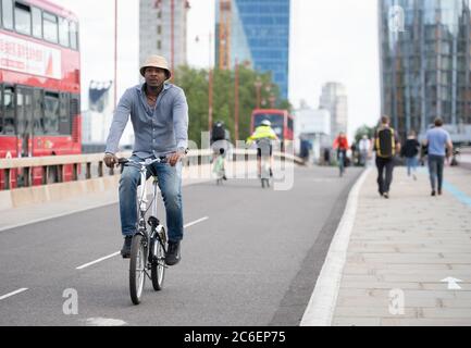 Londoniens à vélo et à pied Blackfriars Bridge. 6 juillet 2020. Londres, Royaume-Uni. Banque D'Images