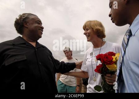 Crawford, Texas 28 août 2005 : la militante anti-guerre Cindy Sheehan (à droite) dit au revoir au révérend Al Sharpton (à gauche) au Camp Casey II près du ranch Texas du président américain George W. Bush. Sheehan, dont le fils Casey est mort au combat en Irak en 2004, a organisé une série de manifestations près du ranch de Bush au Texas pendant les vacances d'été du président là-bas. ©Bob Daemmrich Banque D'Images