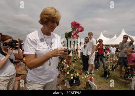 Crawford, Texas 28 août 2005 : la militante anti-guerre Cindy Sheehan place des roses sur une exposition de croix au Camp Casey II lors des activités du dimanche près du ranch du président Bush. Crawford, Texas 28 août 2005 : la militante anti-guerre Cindy Sheehan (à droite) dit au revoir au révérend Al Sharpton (à gauche) au Camp Casey II près du ranch Texas du président américain George W. Bush. Sheehan, dont le fils Casey est mort au combat en Irak en 2004, a organisé une série de manifestations près du ranch de Bush au Texas pendant les vacances d'été du président là-bas. ©Bob Daemmrich ©Bob Daemmrich Banque D'Images