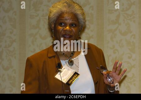 Fort Worth, Texas, États-Unis, 11 juin 2005 : une femme noire du ministère fédéral du logement et du développement urbain donne un séminaire sur la fraude lors du congrès annuel d'une association d'entreprises à l'échelle de l'État. ©Bob Daemmrich Banque D'Images