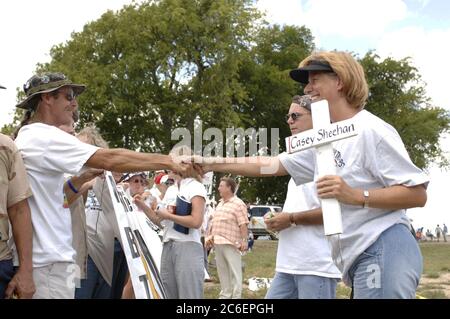 Crawford, Texas le 12 août 2005 : la manifestante anti-guerre Cindy Sheehan accueille ses partisans sur le site connu sous le nom de 'Camp Casey' où environ 100 manifestants contre la guerre en Irak tiennent une veillée pendant les vacances du président américain George W. Bush en août dans son ranch voisin. ©Bob Daemmrich Banque D'Images