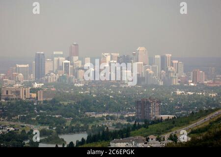 Calgary, Alberta CANADA le 27 juillet 2005 : Skyline de Calgary en été de la zone de saut à ski du Parc olympique du Canada. ©Bob Daemmrich Banque D'Images