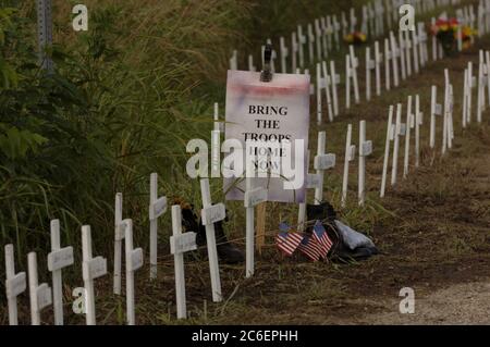 Crawford, Texas 12 août 2005 : site de protestation connu sous le nom de 'Camp Casey' où environ 100 manifestants contre la guerre en Irak tiennent une veillée pendant les vacances du président américain Bush en août dans son ranch voisin. Les croix représentent des soldats qui ont été tués en Irak. ©Bob Daemmrich Banque D'Images