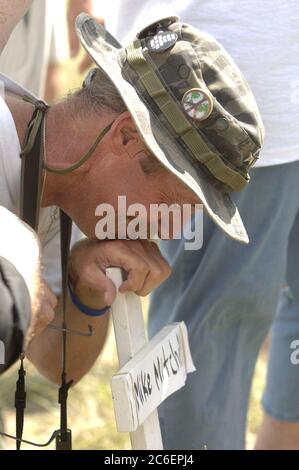 Crawford, Texas le 12 août 2005 : Bill Mitchell, dont le fils Mike a été tué en Irak le 4 avril 2004 à Tikrit, désherbage lors d'un service commémoratif sur Prairie Chapel Road, à l'extérieur de Crawford, tandis que les manifestants gardent une veillée pendant les vacances du Président Bush. ©Bob Daemmrich/ Banque D'Images