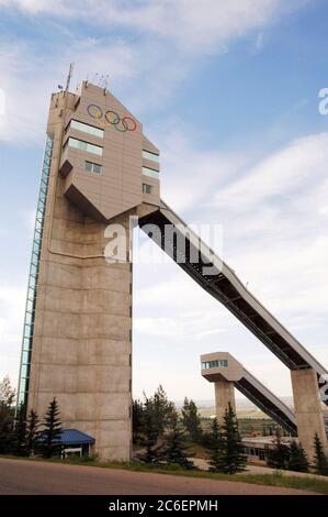Calgary, Alberta CANADA le 27 juillet 2005 : la plateforme de saut à ski de 90 mètres du Parc olympique du Canada est un point de repère touristique à Calgary. Il a été construit pour les Jeux olympiques d'hiver de 1988. ©Bob Daemmrich Banque D'Images