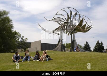 Calgary (Alberta) CANADA le 27 juillet 2005 : les étudiants se prélassent devant une sculpture extérieure sur le campus de l'Université de Calgary (Alberta). ©Bob Daemmrich Banque D'Images