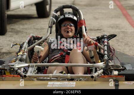 College Station, Texas, États-Unis, 15 juillet 2005 : vue d'un pilote dans un cockpit de voiture solaire sans panneau solaire pendant les courses de qualification avant le départ de la course de voiture solaire de 2 500 miles du North American Solar Challenge d'Austin, Texas à Calgary, Alberta Canada. L'événement de 10 jours met en vedette 22 équipes collégiales et universitaires des États-Unis et du Canada. ©Bob Daemmrich Banque D'Images