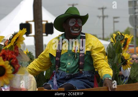 San Antonio, Texas États-Unis, avril 22 2005 : la parade annuelle de la bataille des fleurs serpente dans le centre-ville pendant la célébration de la fête. Homme habillé en clown de rodéo monte sur le flotteur de parade. ©Bob Daemmrich Banque D'Images
