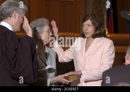 Austin, Texas États-Unis, 6 juin 2005 : Priscilla Owen prête serment à la Cour suprême du Texas pour siéger à la Cour d'appel américaine du 5e circuit à la Nouvelle-Orléans. La nomination d'Owen par le président Bush a déclenché une bataille de confirmation de quatre ans au Congrès. La mère d'Owen, Phyllis Derrick, tient la Bible de Sam Houston (au centre) alors que le juge Nathan Hecht administre le serment d'office. ©Bob Daemmrich Banque D'Images