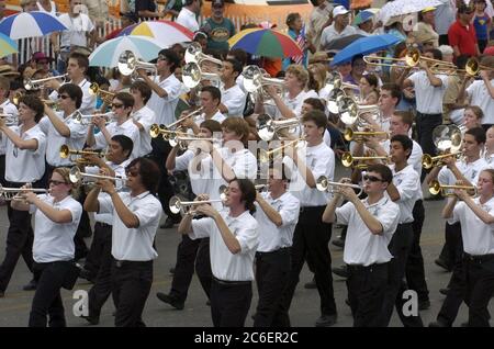 San Antonio, Texas États-Unis, avril 22 2005 : la parade annuelle de la bataille des fleurs serpente dans le centre-ville pendant la célébration de la fête. L'événement attire 300 000 000 spectateurs. Les membres de la section cuivres d'une fanfare de lycée jouent. ©Bob Daemmrich Banque D'Images