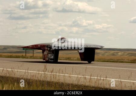 Tompkins, Saskatchewan Canada, le 25 juillet 2005 : une voiture solaire de l'Université de Waterloo (Canada) se dirige vers l'ouest sur la route transcanadienne à travers les plaines du sud de la Saskatchewan lors d'un dimanche nuageux de course dans le North American Solar Challenge, une course de 2 500 miles de voiture solaire entre Austin, Texas et Calgary, Alberta Canada. L'événement de 10 jours met en vedette 22 équipes collégiales et universitaires des États-Unis et du Canada. ©Bob Daemmrich Banque D'Images