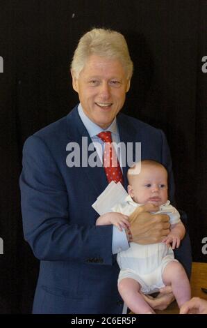 Austin, Texas États-Unis, mai 5 2005 : l'ancien président américain Bill Clinton pose pour une photo avec le bébé d'un fan alors qu'il signe des copies de ses mémoires, 'Ma vie', dans une librairie indépendante à Austin. Les foules ont fait la queue dès 3 h pour obtenir l'admission à l'événement. ©Bob Daemmrich Banque D'Images