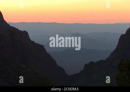 Big Bend National Park USA, Mars, 2005 : vue du coucher de soleil à travers «la fenêtre» donnant sur la région du bassin dans les montagnes Chisos du parc national de Big Bend dans l'extrême ouest du Texas. ©Bob Daemmrich Banque D'Images