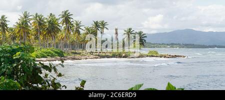 Plage tropicale et île de l'océan à Samana, République dominicaine. Banque D'Images