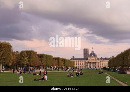 The Ecole Militaire with Parisians enjoying lawn in Park, Paris, France Banque D'Images