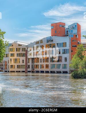 NORRKOPING, SUÈDE - 13 JUIN 2020 : immeuble moderne situé à côté du musée du travail de Norrkoping, Suède. Banque D'Images