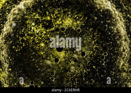 Motif abstrait. Texture pour un motif graphique à base d'eau, d'huile et de colorants. Des figures comme les virus, les cellules et les planètes se forment dans l'univers Banque D'Images