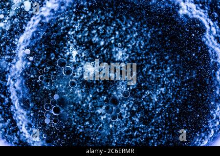 Motif abstrait. Texture pour un motif graphique à base d'eau, d'huile et de colorants. Des figures comme les virus, les cellules et les planètes se forment dans l'univers Banque D'Images