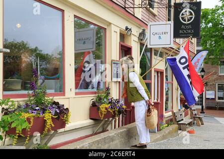 Rue principale est bordée de boutiques et les acheteurs dans une petite ville de la Nouvelle-Angleterre, Castine, Maine, USA Banque D'Images